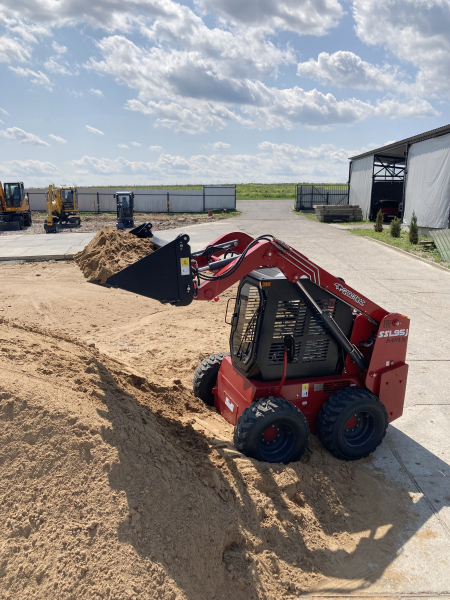 Мини-погрузчик QUADTRAC SSL95 MAX (950 кг кондиционер ковш 4-1) HV Market