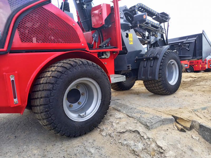 Мини-погрузчик QUADTRAC WL40T (800 кг, телескопическая стрела 3800 мм) HV Market